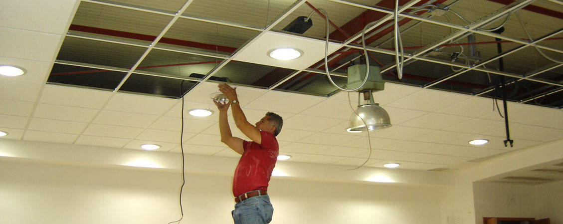 Instalación de iluminación en plafón de auditorio